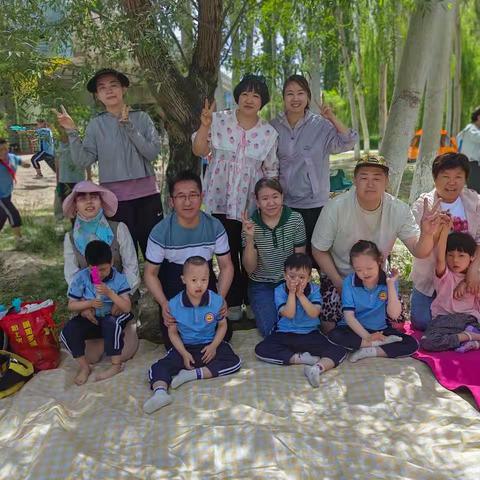 哈密市特殊教育学校开展“永不褪色的童真 你我一起守护”庆“六·一”亲子户外实践活动