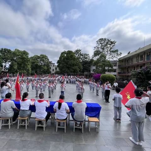 2023年板桥小学“学习二十大.争做好队员”阶梯式入队仪式