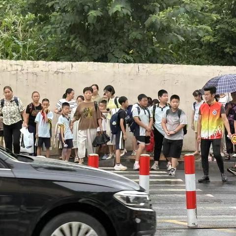 雨中坚守“护学岗”，撑起平安“保护伞”——红云小学2206班