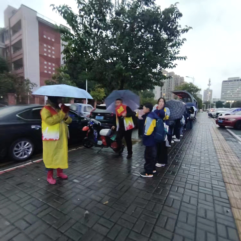 深秋寒风起，护学暖同行 —— 红云小学四年级 ‍           （2206班）