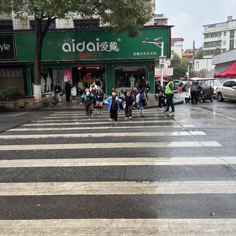 ☔️雨幕里的守护  ‍是给孩子最暖的安全感 ‍——红云小学2206班护学岗