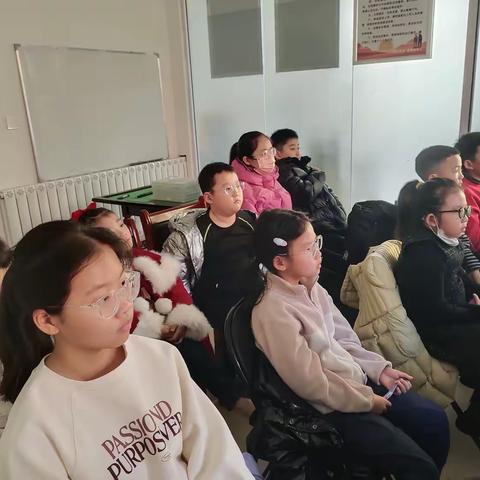 西港路街道万和城社区：翱翔天际，厚植爱国情怀 — 组织未成年人观看《中国机长》