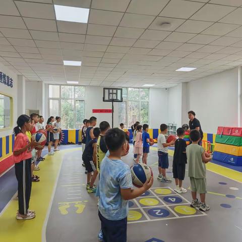 西港路街道万和城社区：“BGM暴击篮球”花式篮球操