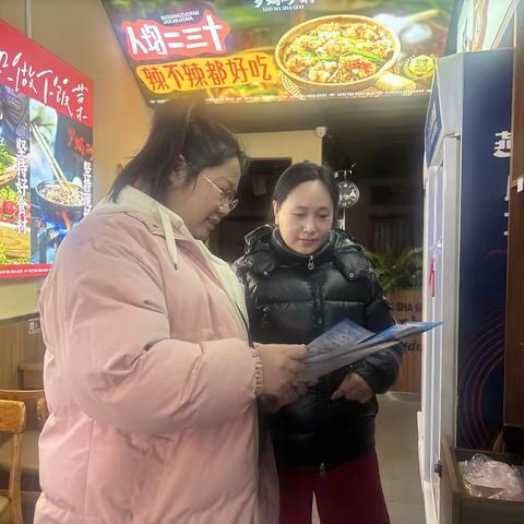 西港路街道万和城社区开展“邻里之间多互动,防范诈骗不放松”反诈宣传活动