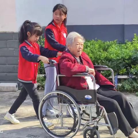 “爱满重阳节，敬老润童心”——城南小学重阳节活动