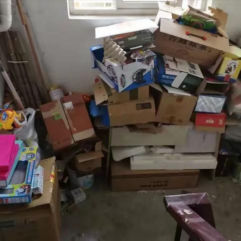 楼道本来就很窄！堆那么多杂物，万一失火，您和邻居咋逃命？
