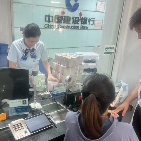 【喀什分行唐城支行】端午古尔邦节，零钱包兑换服务点亮城市金融风景线