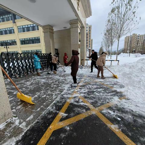 暴风雪阻断学生上学路     家校联手清雪保畅通