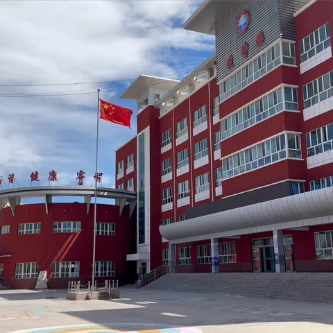 “胜利荣光，吾辈自强”‍和静县第三中学全体师生观看‍纪念中国人民抗日战争暨世界反法西斯战争胜利80周年阅兵式