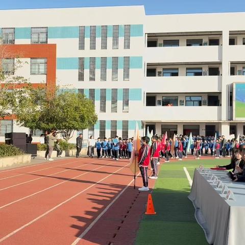 秋日华章，跃动青春——记五(8)班校园秋季运动会