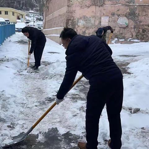 南台社区丨以雪为令齐上阵 铲雪除冰暖人心