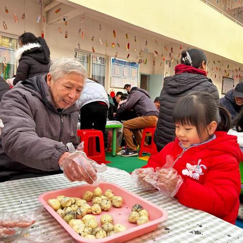 桂圩镇中心幼儿园《暖意浓浓 · 冬至团圆》-亲子活动