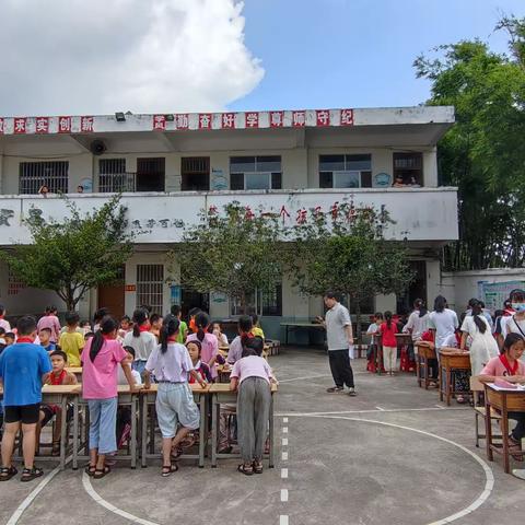 诵经典诗文，做有根少年——隆盛小学首届古诗词背诵大赛