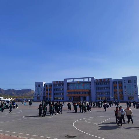 太阳升学校中年部跳绳比赛（2023—2024学年度第二学期） ————跳跃青春，放飞梦想，团结拼搏，绽放笑容。