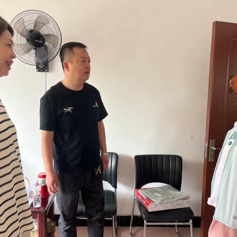 端午前夕遇六一； 政协委员进社区