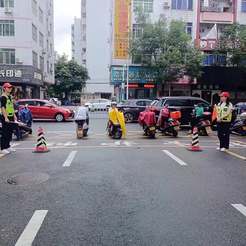 风雨护学岗，暖心护成长