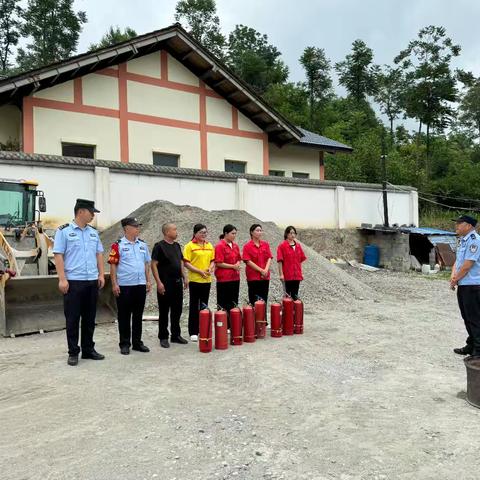 以演促练,防患未“燃”! 茅坪派出所到加油站开展消防应急演练