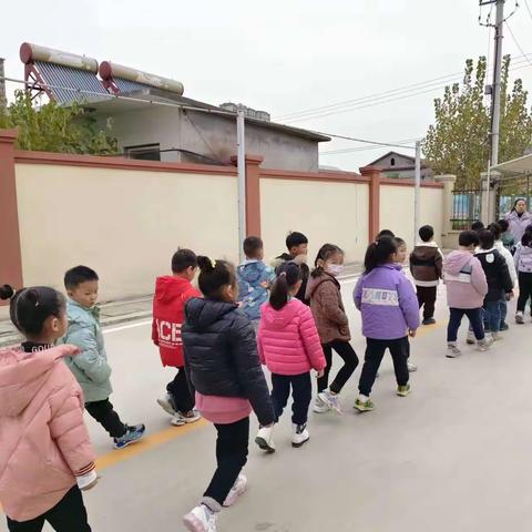 “❤️走进社区，体验生活❤️”———荆西小学幼儿园社区活动：参观瑞瑞服装厂