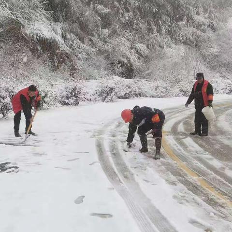 以雪为令 闻雪而动 “橄榄绿”为民扫出“平安路”