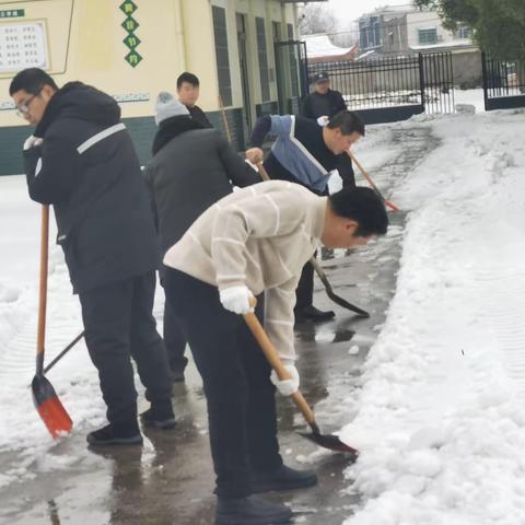 “铲雪除冰 情暖校园”  东洋小学清雪除冰迎开学