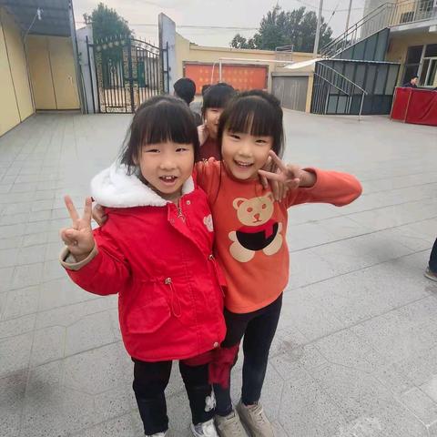 小梨园村小学趣味运动会热闹举行