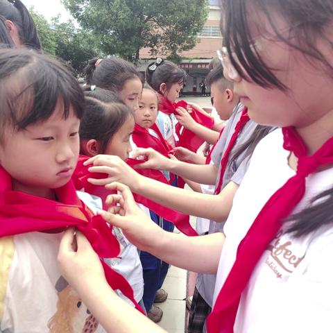 “六一”童声逐梦远，学海同舟向未来——桐木镇中心小学“六一”合唱活动暨少先队入队仪式