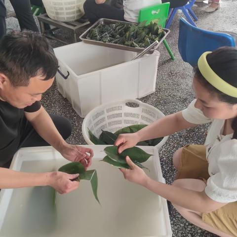 田集镇中心小学开展了“端午节，包粽子”主题活动。