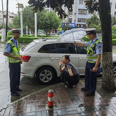 危难时刻显身手，交警英勇夺刀避伤亡！