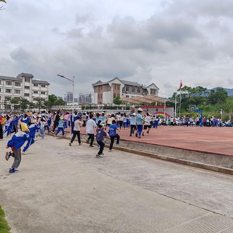 陆川中学附属小学 防震减灾，安全“童”行应急疏散演练