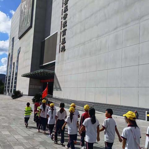 走进恐龙化石科普基地   探寻恐龙科普文化———禄丰市金山镇小学参观恐龙化石科普展示教育基地主题实践活动