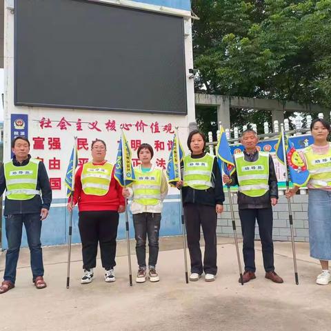 将责任传递  用爱心护学——陕州小学三六班