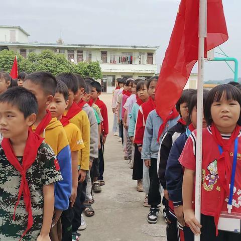 2023年10月13日藤县和平镇新平小学“争当新时代好队员”建队日新队员入队仪式