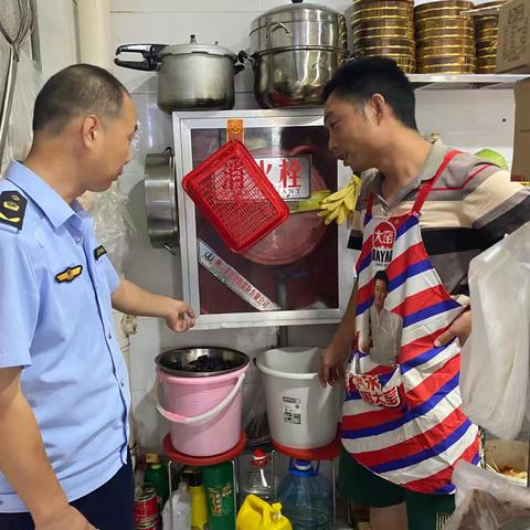 守护食品安全   鱼化寨市场监管所开展随机查餐厅活动