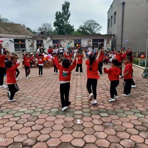 倾听儿童，相伴成长一一丰荣中心幼儿园家长开放日暨庆“六一”文艺汇演活动