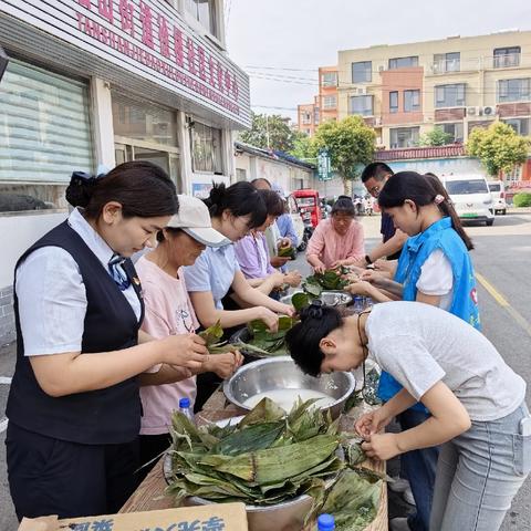 粽香端午志愿同行 金融服务温暖民心——枣庄银行峄城支行联合区青年志愿者协会走进徐楼社区开展端午主题活动