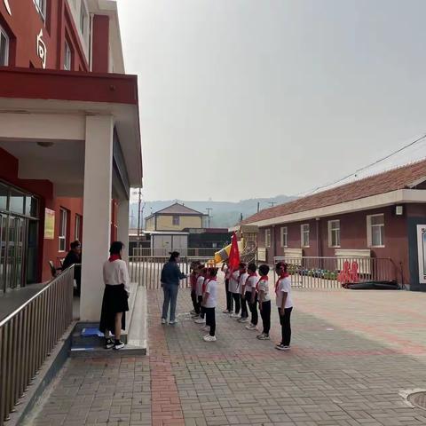 大坝中心小学少先队建队日，让红领巾更鲜艳