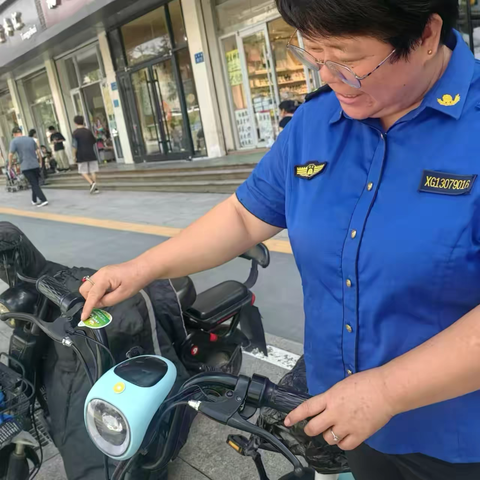 非机动车治理有妙招‖小小温馨提示卡  柔性执法暖人心