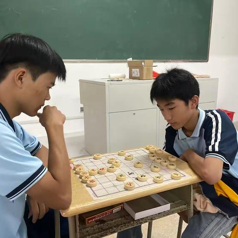 我校开展住宿生象棋友谊赛