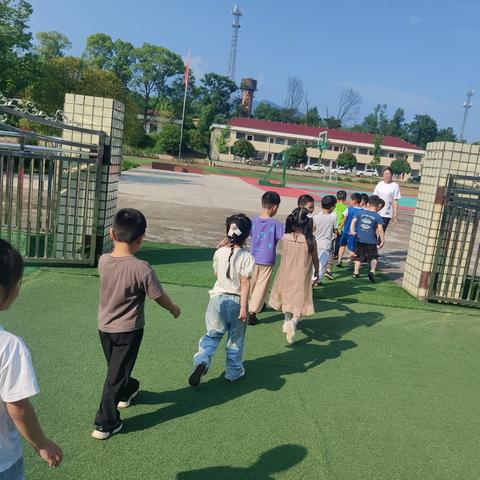 初探小学，赴一场成长之约——文家店中心幼儿园开展幼小衔接活动