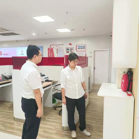 嵊州支行开展中国人民抗日战争暨世界反法西斯战争胜利80周年纪念活动期间安全检查。