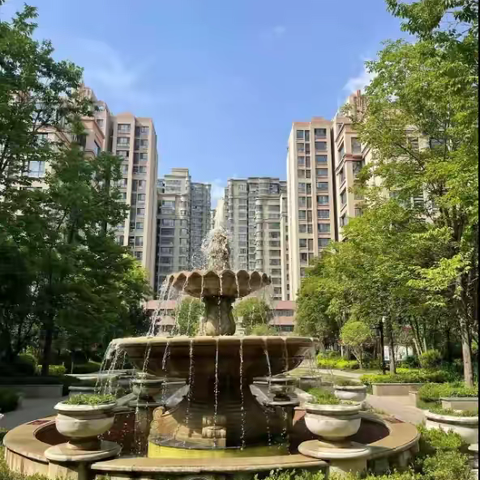 走过蝉鸣阵阵的盛夏，喧嚣的城市步入秋的领地，微风阵阵，枯叶翩翩，九月-如秋日的硕果般，如约而至。