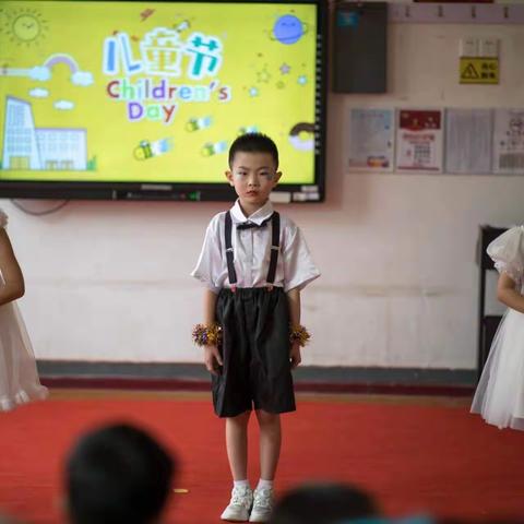 缤纷初夏 舞动童年——李权庄中心幼儿园（西园）大二班六一文艺汇演活动