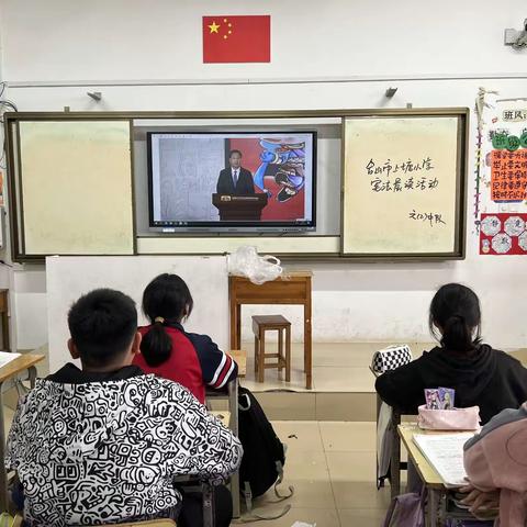 合山市上塘小学开展宪法晨读活动