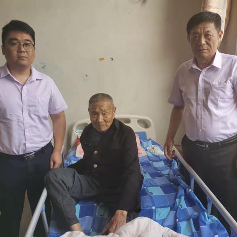 老人行动不便遇困难，银行上门服务暖人心