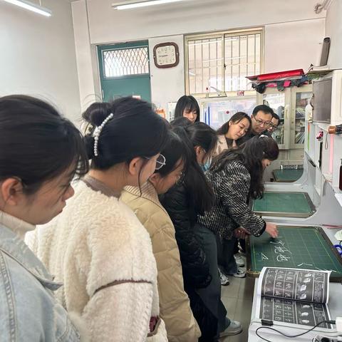 【荆彩   培训】一笔一画铸风骨 练字磨心写芳华——实验小学荆河路校区美术组开展教师粉笔字专题培训