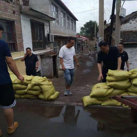 工业街全员上阵共筑防汛堤坝