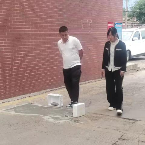 【争一流 当冠军】工业街街道圃园街社区修复小区坑洼路面 美化环境获得好评