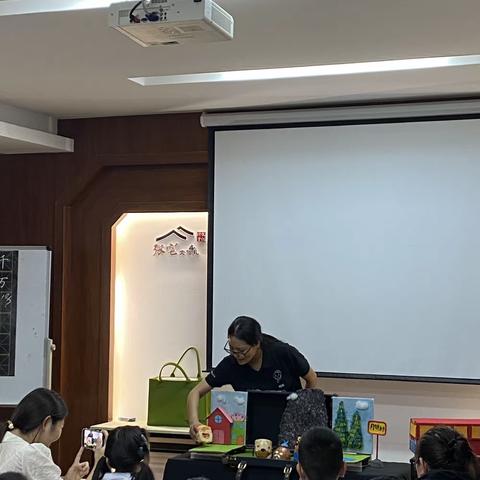 乌拉嘣儿童剧团绘本故事手工会《从前有个月饼村》走进张宅文化礼堂