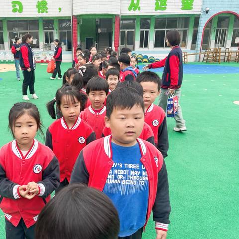 参观小学初体验，幼小衔接促成长（大二班）