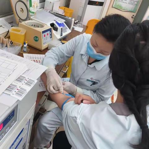 撸袖挽臂，宣传、参与无偿献血，青年教师好榜样！